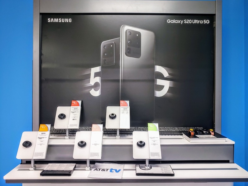 A display for phones that is empty.