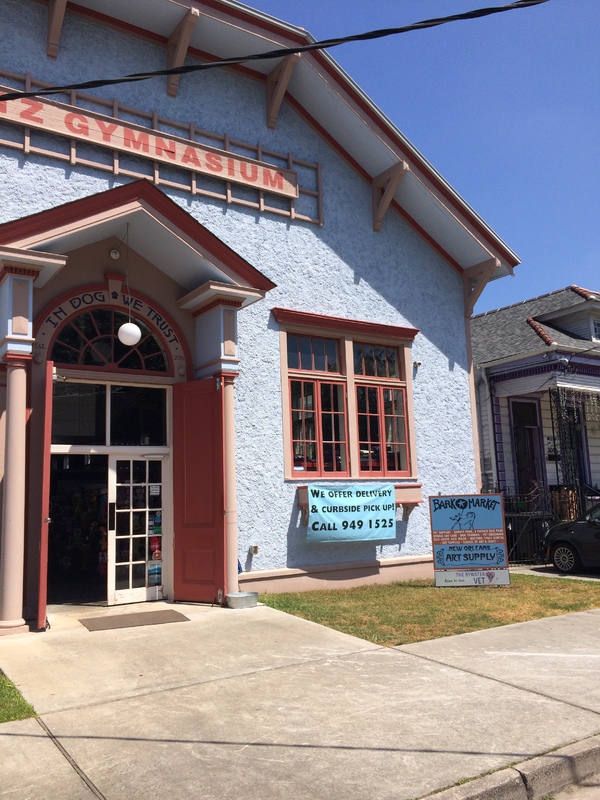 A pet store sign that is offering delivery and curbside pick up.