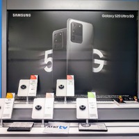 A display for phones that is empty.