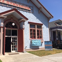 A pet store sign that is offering delivery and curbside pick up.